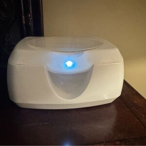 Munchkin White Wipe Warmer with Blue Light